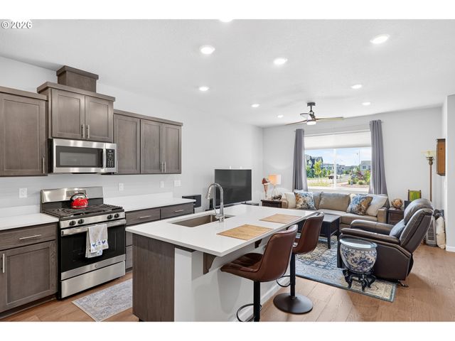 8085 Se CRESCENT Dr, Hillsboro, OR 97123