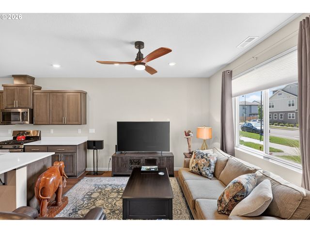 8085 Se CRESCENT Dr, Hillsboro, OR 97123