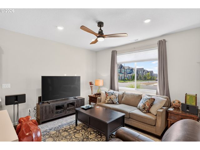 8085 Se CRESCENT Dr, Hillsboro, OR 97123