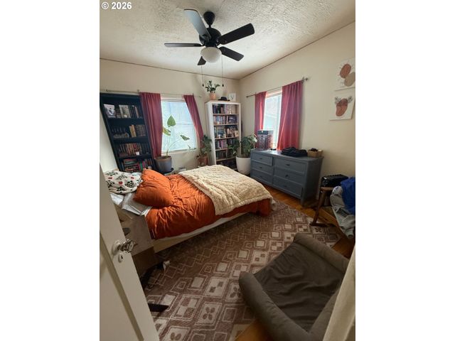 1040 N AINSWORTH St, Portland, OR 97217