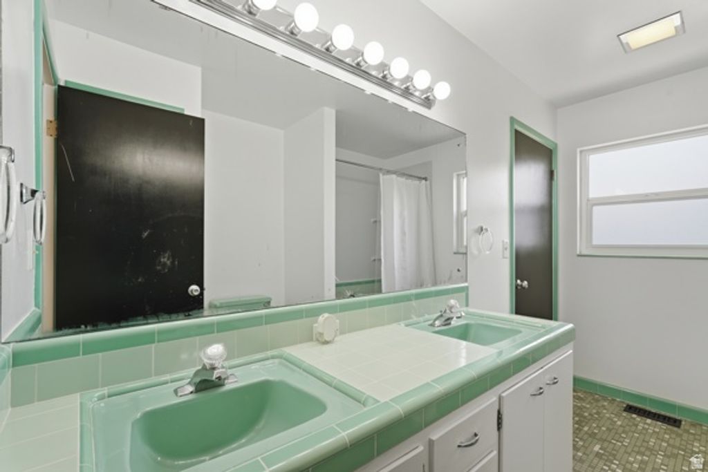 Image 19 of property listing at 5533 W JANETTE AVE, West Valley City, UT 84120