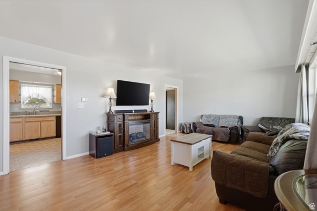 Image 7 of property listing at 5533 W JANETTE AVE, West Valley City, UT 84120