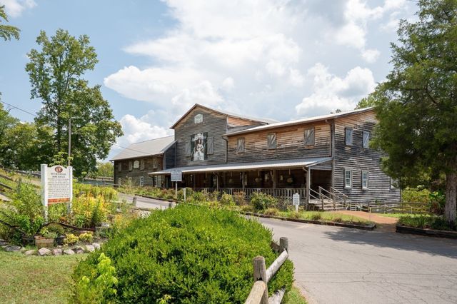 885 Dyer Rd, Hurricane Mills, TN 37078