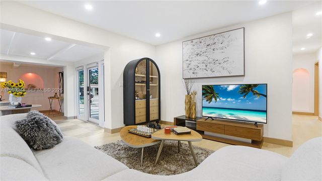 2749 NE 10th Ave, Wilton Manors, FL 33334