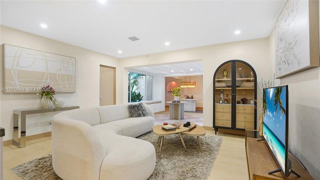 2749 NE 10th Ave, Wilton Manors, FL 33334