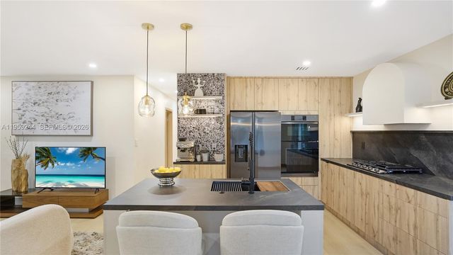 2749 NE 10th Ave, Wilton Manors, FL 33334