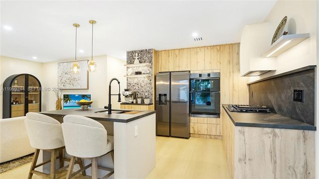 2749 NE 10th Ave, Wilton Manors, FL 33334