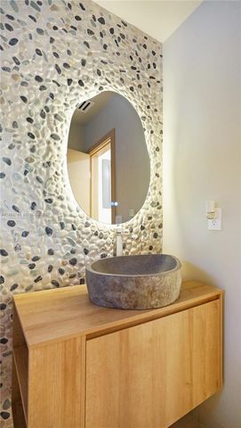 2749 NE 10th Ave, Wilton Manors, FL 33334