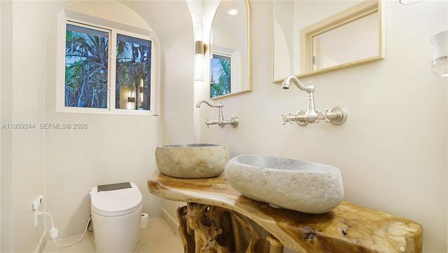 2749 NE 10th Ave, Wilton Manors, FL 33334