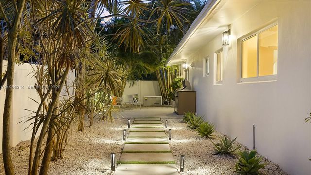 2749 NE 10th Ave, Wilton Manors, FL 33334