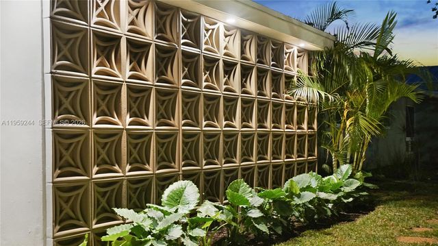 2749 NE 10th Ave, Wilton Manors, FL 33334