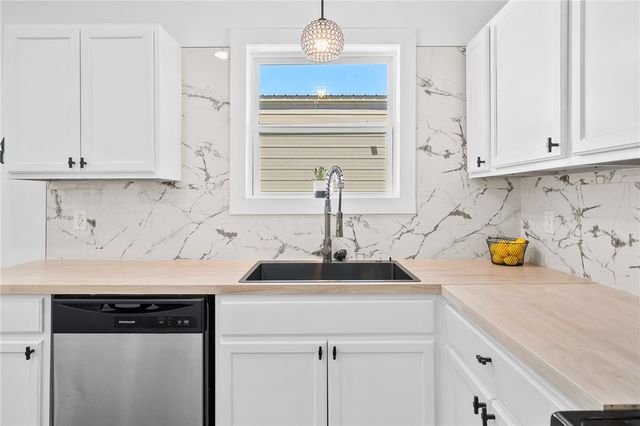 221 S. McCall, Sinton, TX 78387