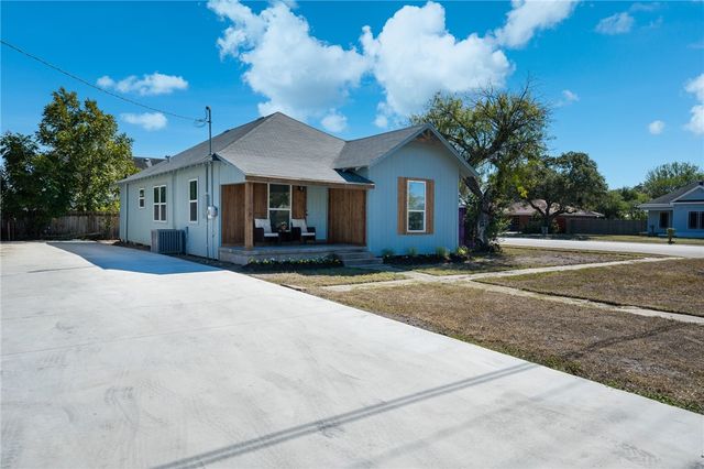 221 S. McCall, Sinton, TX 78387