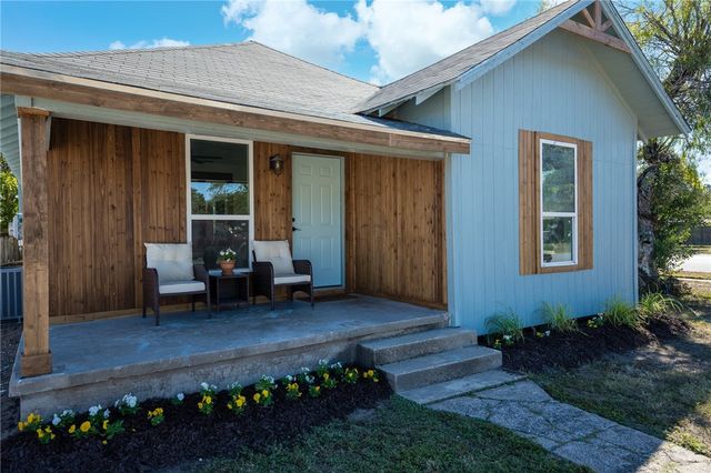 221 S. McCall, Sinton, TX 78387