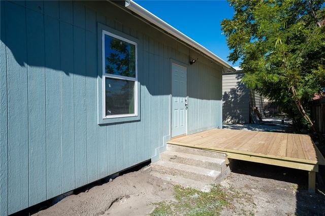 221 S. McCall, Sinton, TX 78387