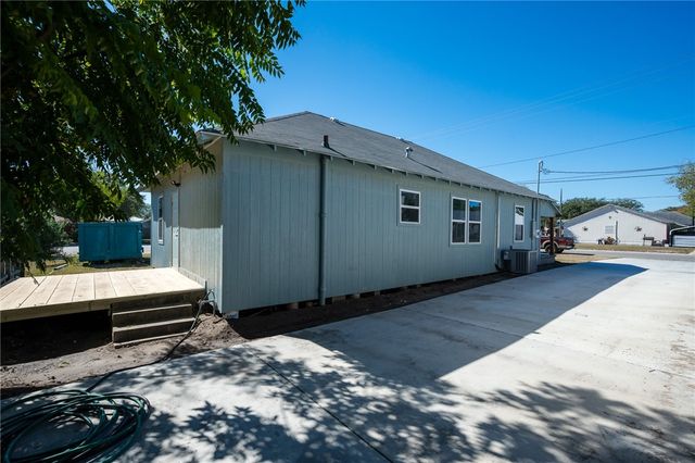 221 S. McCall, Sinton, TX 78387