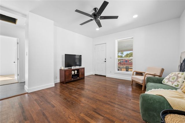 221 S. McCall, Sinton, TX 78387