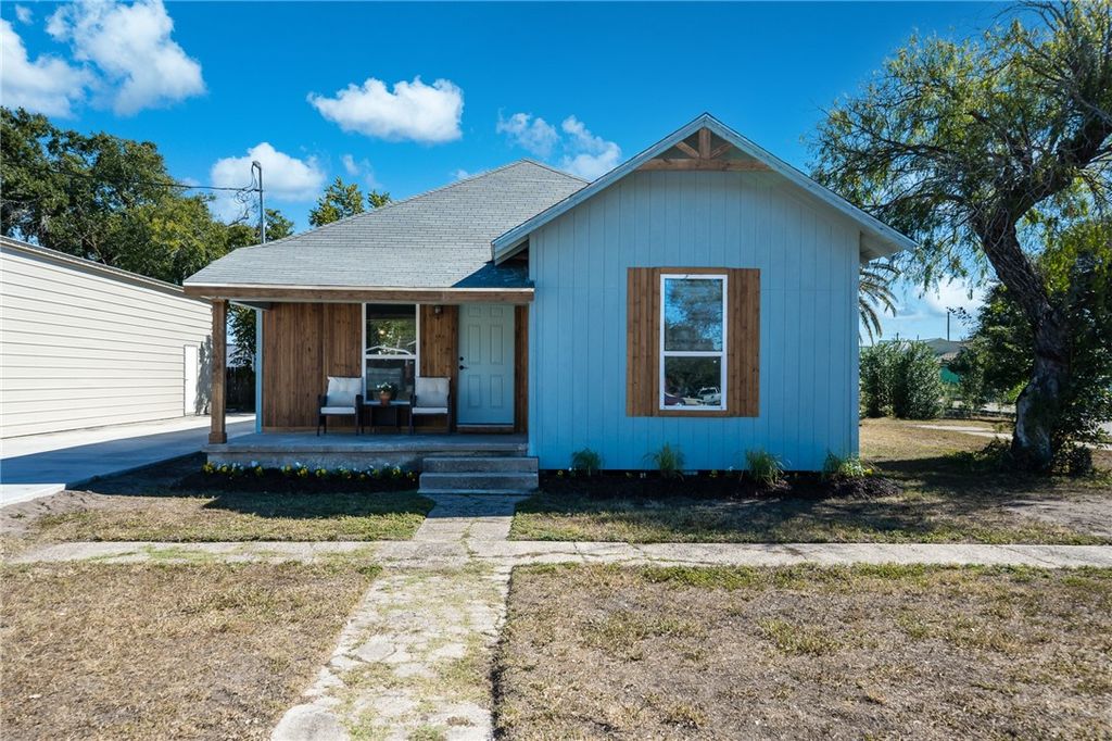 221 S. McCall, Sinton, TX 78387
