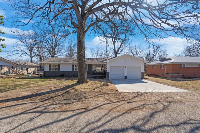 22 E 15th Street, Grove, OK 74344