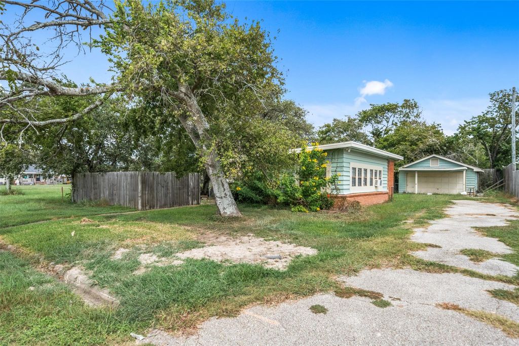 691 Cedar Street S, Matagorda, TX 77414