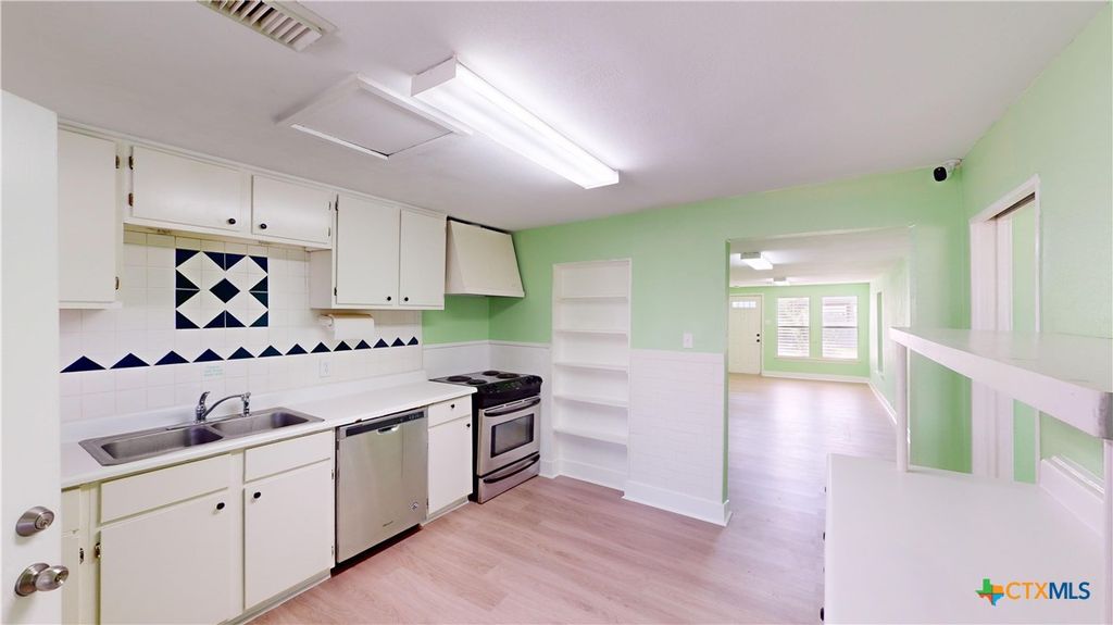 Image 13 of property listing at 312 W Jefferson Avenue, Port O'connor, TX 77982