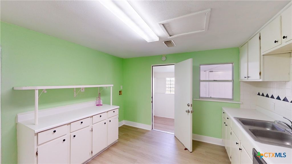 Image 18 of property listing at 312 W Jefferson Avenue, Port O'connor, TX 77982