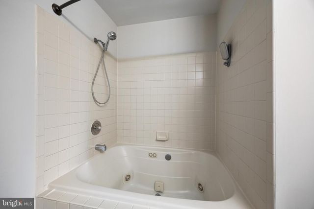501 OLIPHANT LN, Mount Laurel, NJ 08054