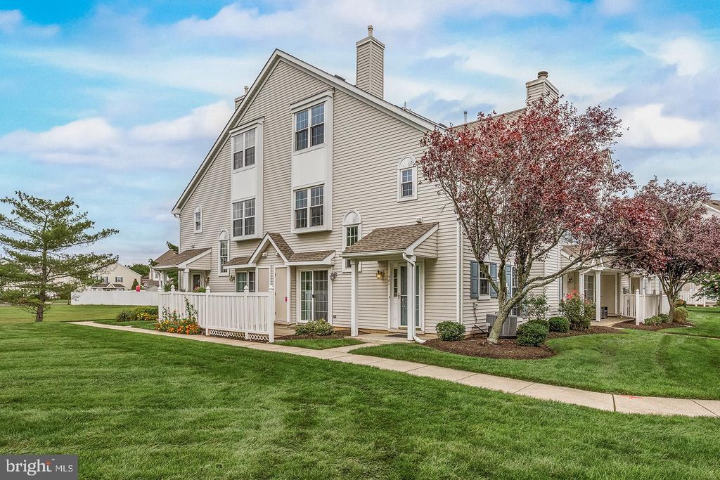 501 OLIPHANT LN, Mount Laurel, NJ 08054