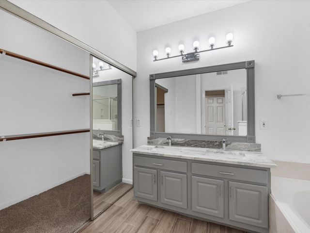 142 N Magnolia Pond Place, The Woodlands, TX 77381
