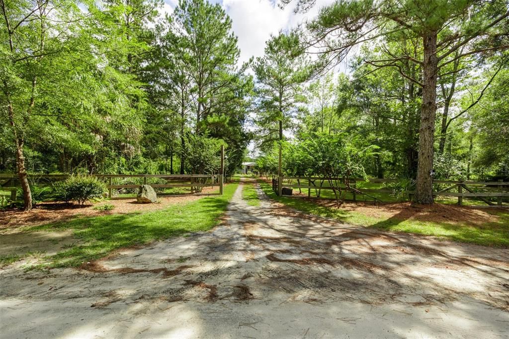 Image 5 of property listing at 6527 SE 155TH STREET, Hawthorne, FL 32640