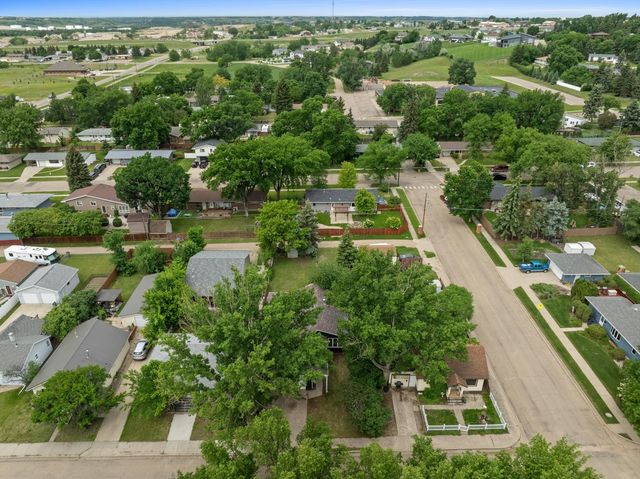 443 23rd St NW, Minot, ND 58703