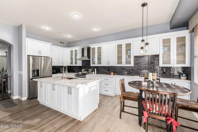 1142 N JOSHUA TREE Lane, Gilbert, AZ 85234