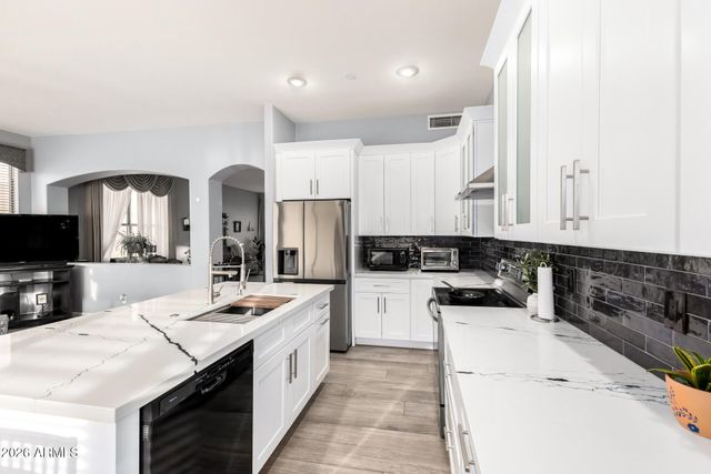 1142 N JOSHUA TREE Lane, Gilbert, AZ 85234