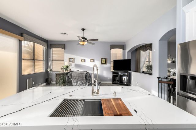 1142 N JOSHUA TREE Lane, Gilbert, AZ 85234