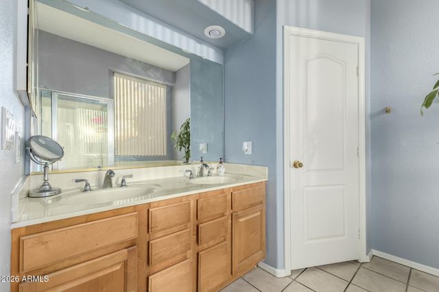 1142 N JOSHUA TREE Lane, Gilbert, AZ 85234