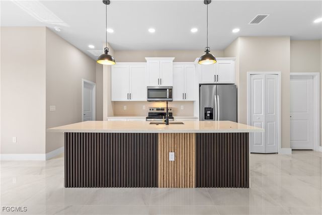 2809 25th ST SW, Lehigh Acres, FL 33976