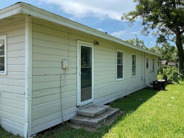 1156 2nd Street, Clute, TX 77531
