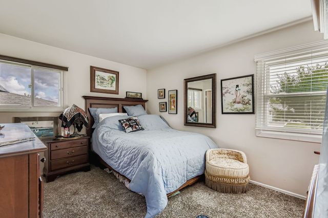 1440 Dennison Road, Hoffman Estates, IL 60169