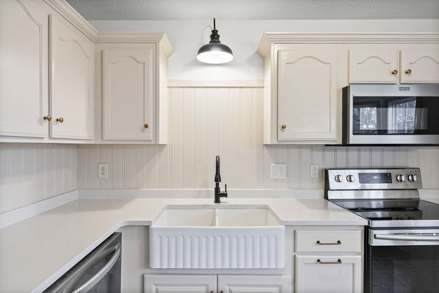 55 West Dr, Clarksville, TN 37040