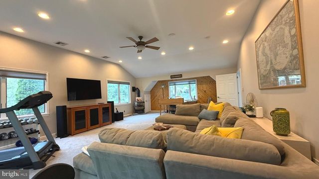 1 PEAR TREE LN, Lafayette Hill, PA 19444