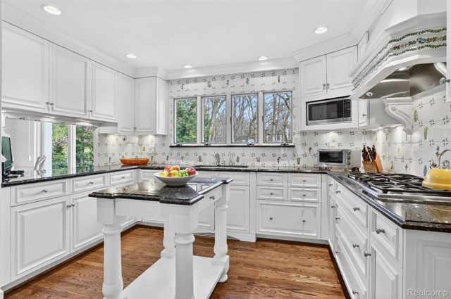 27220 Willowgreen Court, Franklin Village, MI 48025