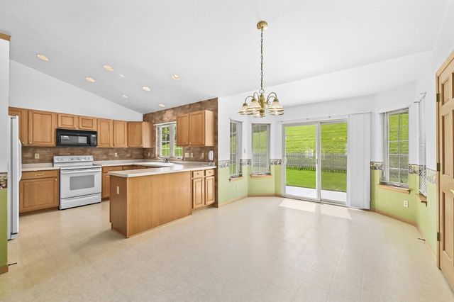 1271 Orchard CIRCLE, Oconomowoc, WI 53066