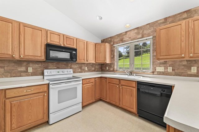 1271 Orchard CIRCLE, Oconomowoc, WI 53066