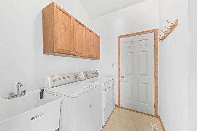 1271 Orchard CIRCLE, Oconomowoc, WI 53066