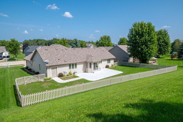 1271 Orchard CIRCLE, Oconomowoc, WI 53066