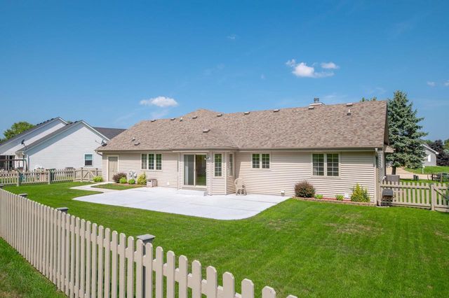 1271 Orchard CIRCLE, Oconomowoc, WI 53066