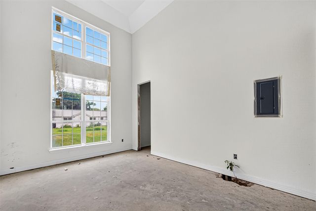 1013 Battlebell Road, Highlands, TX 77562