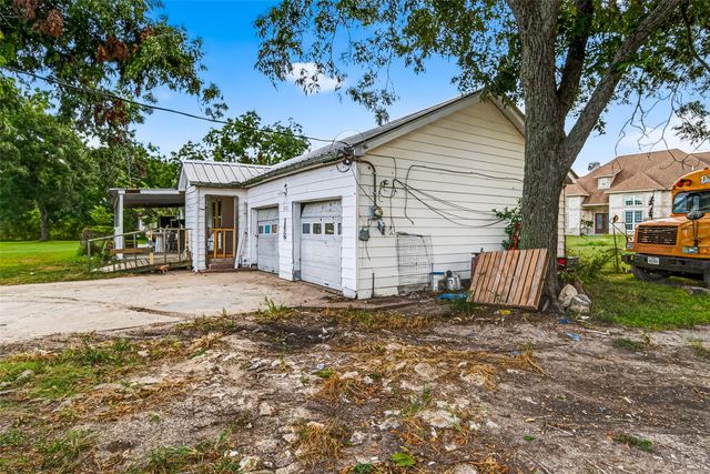 1013 Battlebell Road, Highlands, TX 77562