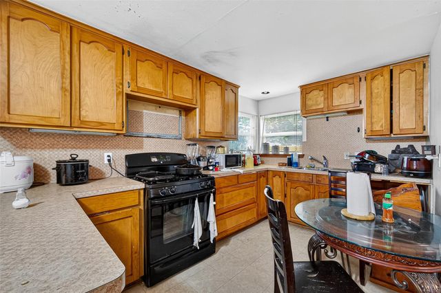 1013 Battlebell Road, Highlands, TX 77562