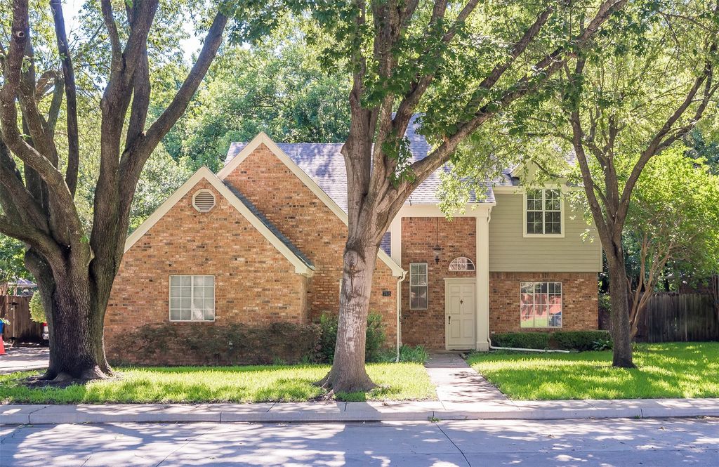 748 Arbor Creek Drive, Desoto, TX 75115